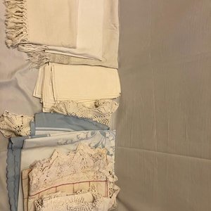 Lote siguiente: Lote de Textiles Antiguos: Blanquería y Mantelería con Bordados y Encajes
