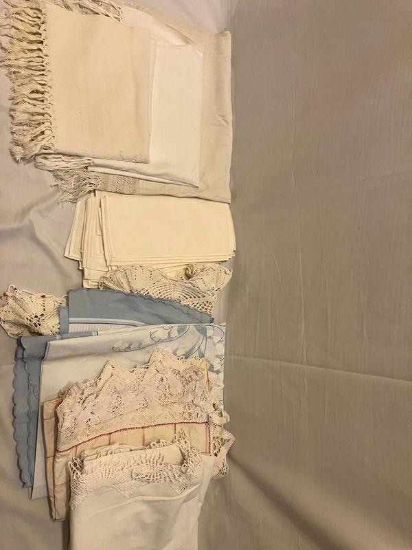 Lote de Textiles Antiguos: Blanquería y Mantelería con Bordados y Encajes