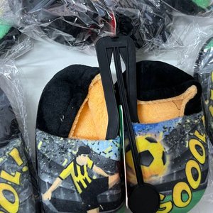 Mochila Infantil "Avengers" y 16 Pares de Pantuflas Variadas - imagen 8
