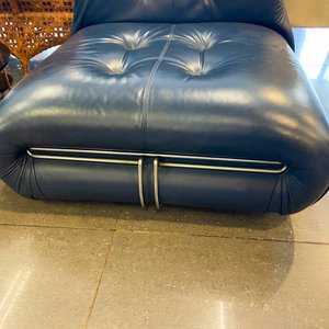 Par de Sillones de Cuero Azul con Mesa Auxiliar Negra - imagen 3