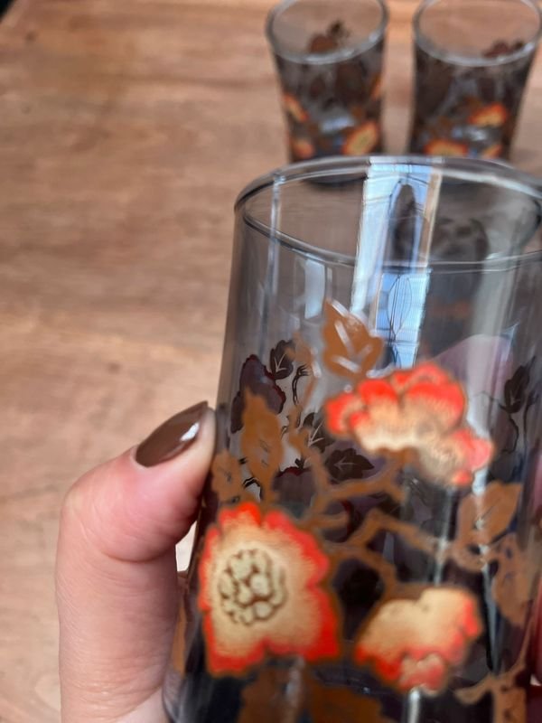 Vasos de vidrio pintados azules y flores naranjas vintage - imagen 4