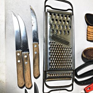 Lote de Utensilios de Cocina: Cuchillos, Cucharas, Rallador y Más - imagen 2