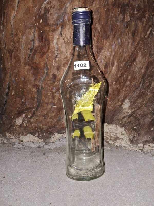 Lote anterior: Botella de martini decorada con barco encapsulado