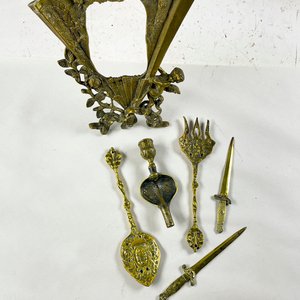Seis Piezas de Bronce: Marco Decorativo y Utensilios de Servir - imagen 2