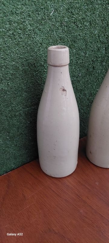 Tres botellas antiguas de cerámica blancas - imagen 2