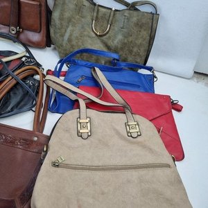 Lote de 9 Carteras de Dama: Variedad de Modelos y Colores - imagen 3