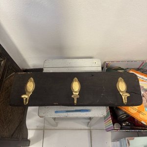 Lote anterior: Perchero Rústico de Madera con Ganchos Dorados