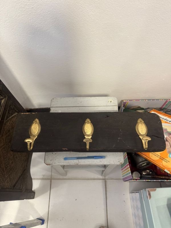 Perchero Rústico de Madera con Ganchos Dorados