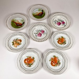 Ocho Platos de Porcelana con Bordes Calados y Decoración de Frutas y Aves - imagen 2
