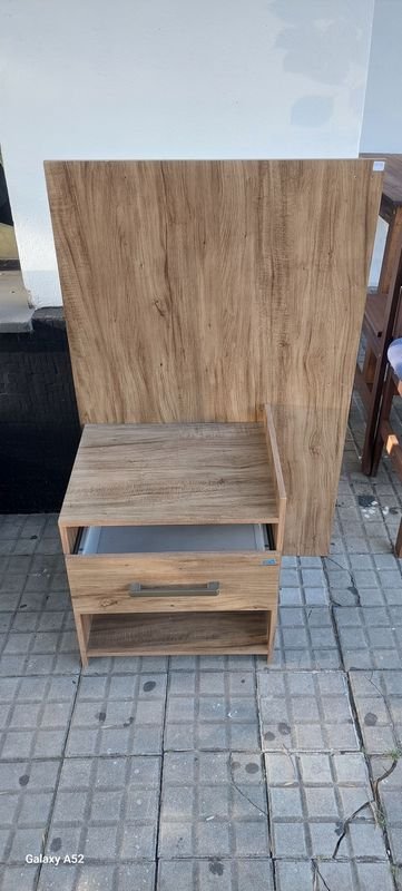 Mesa de noche antigua con diseño clásico - imagen 1