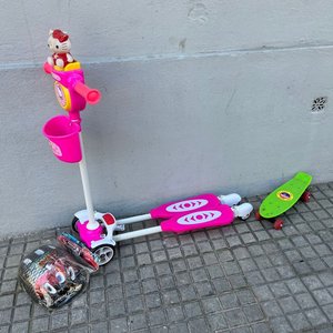 Monopatín Infantil Rosado "Hello Kitty", Casco y Patineta Verde - imagen 2