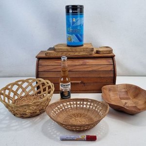 Conjunto Panera Madera con Tapa Persiana, Tablas Picar y Canastas Mimbre - imagen 1