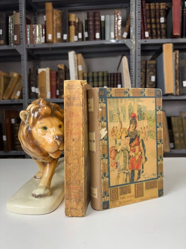 Lote siguiente: Novelas clásicas y figurita de león