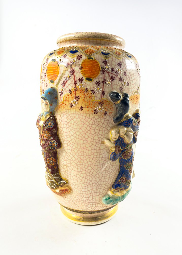 Florero oriental en porcelana con relieve de 25 cm