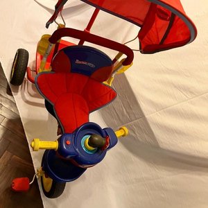 Triciclo Infantil Evolutivo Bebesit con Manija Guía y Capota Roja - imagen 2