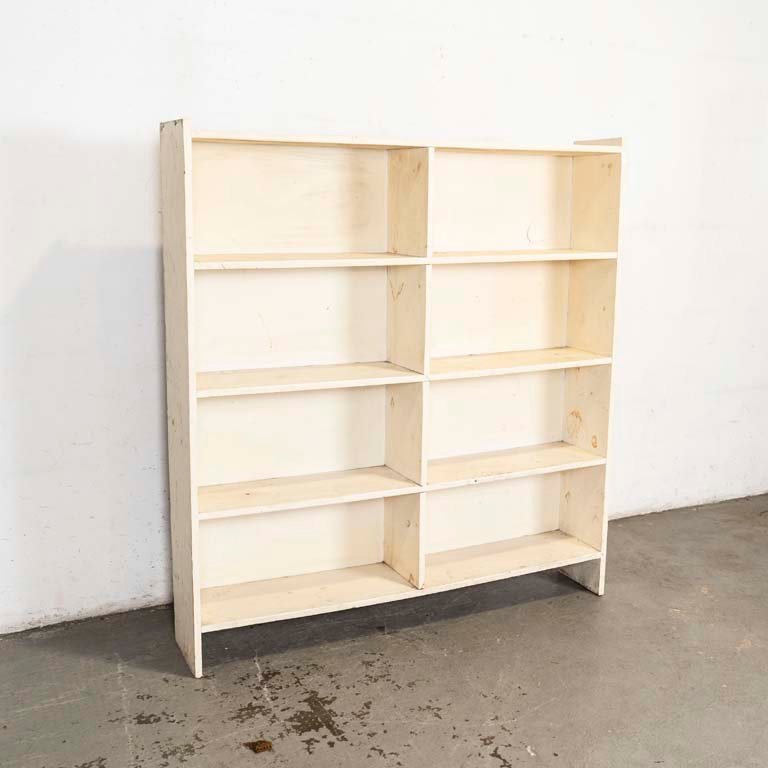 Lote anterior: Estante de madera pintado con detalles y manchas