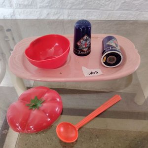 Bandeja Rosa con Salero, Pimentero y Salsero con Forma de Tomate - imagen 2