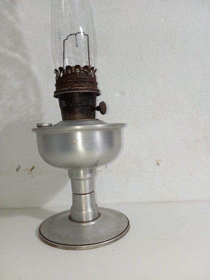 Lámpara de aceite antigua con chimenea de vidrio y base de aluminio - imagen 3