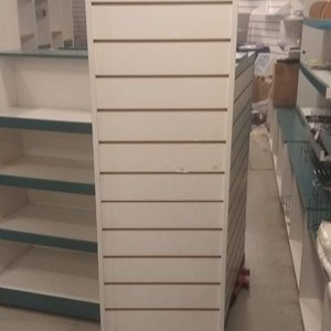 Exhibidor ranurado para colgar productos - imagen 2
