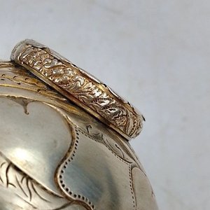 Antiguo Mate de Calabaza con Incrustaciones Metálicas Cinceladas y Decoradas a Mano - imagen 8