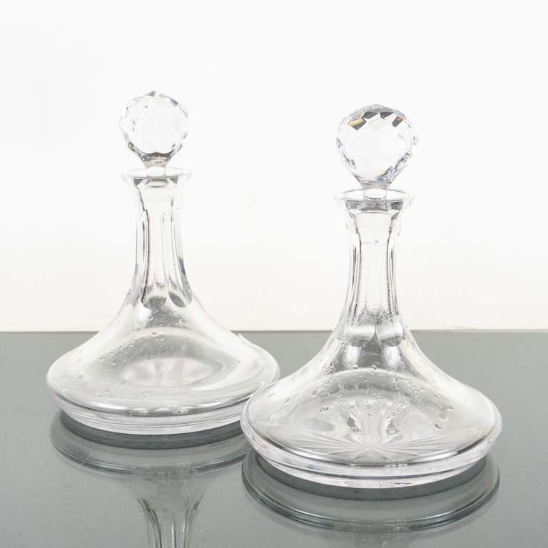 Lote siguiente: Pareja de botellones de cristal tallado con tapon facetado - Medidas: 20x27cm
