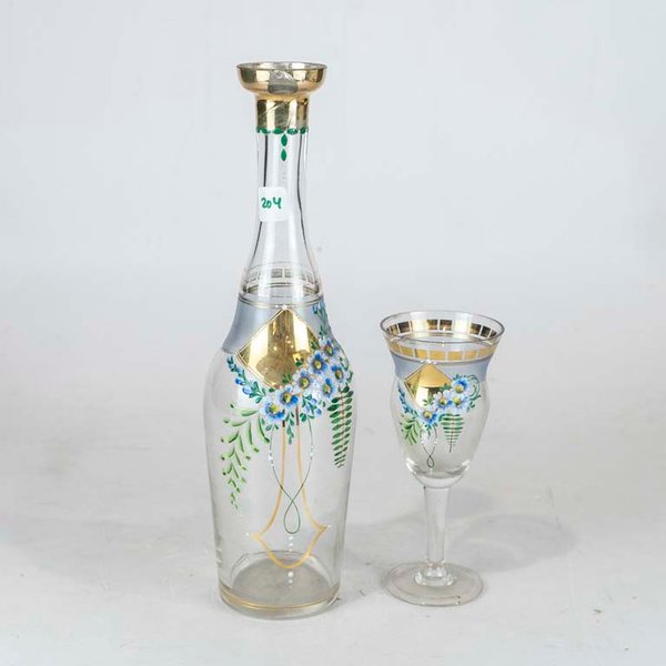 Lote siguiente: Botella y copa de vidrio con esmalte en estilo floral