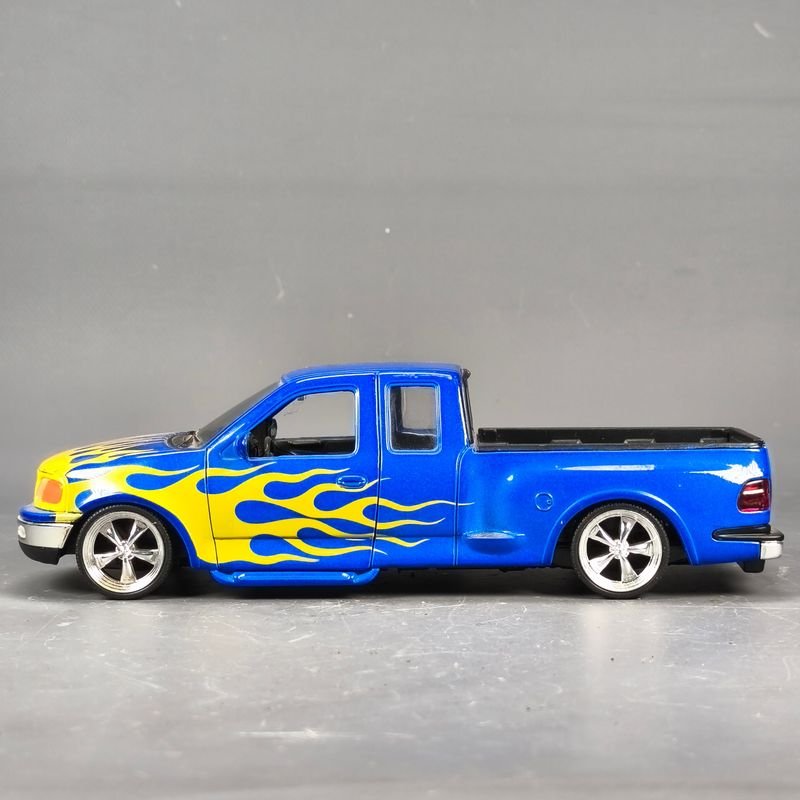 Camioneta Ford F100 escala 1/24 en metal azul con llamas - imagen 10