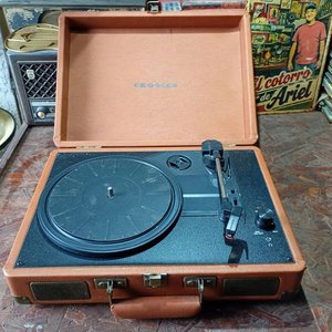 Lote anterior: Tocadiscos Portátil Crosley Marrón con Detalles en Bronce