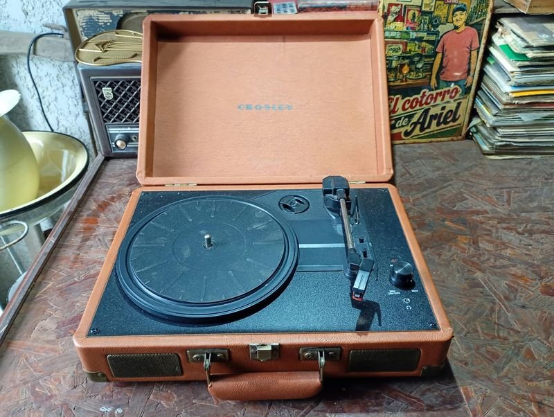 Tocadiscos Portátil Crosley Marrón con Detalles en Bronce
