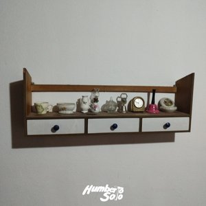 Lote anterior: Repisa tres cajoncitos con adornos