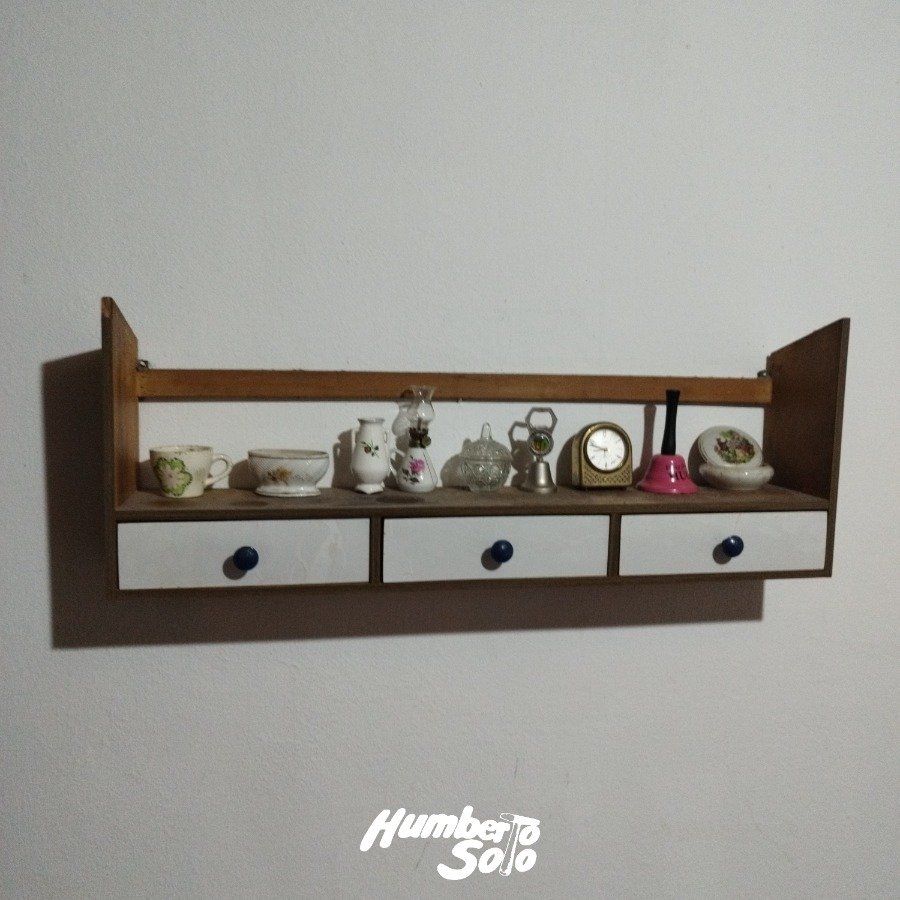 Repisa tres cajoncitos con adornos