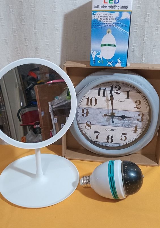 Lote siguiente: Espejo con base, reloj de pared y luz giratoria multicolor
