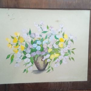 Lote siguiente: tura enmarcada de un ramo de flores coloridas en un jarrón sobre un fondo claro. - mide 75x60