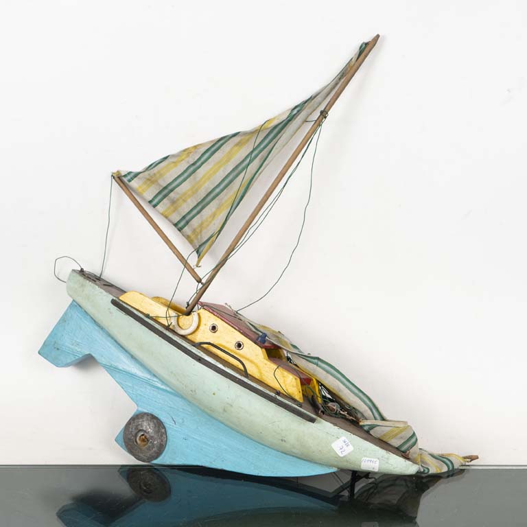 Lote siguiente: Barco de madera tradicional con detalles intrincados - Medidas: 50x22cm