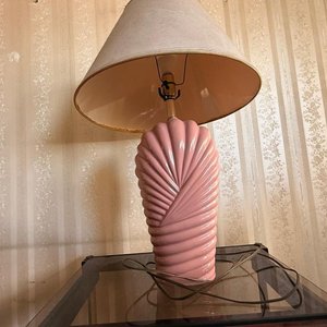 Lámpara de Mesa Torneada Rosa Estilo Moderno - imagen 1