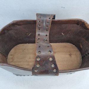 Antiguo Revistero de Cuero Rústico con Base de Madera y Remaches - imagen 3