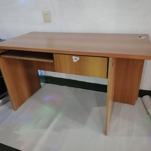 Escritorio de madera con espacio para teclado, cajón y torre - imagen 6