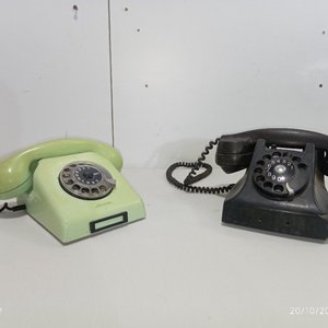 Lote de 2 teléfonos antiguos de mesa con disco giratorio: uno verde y uno negro - imagen 1