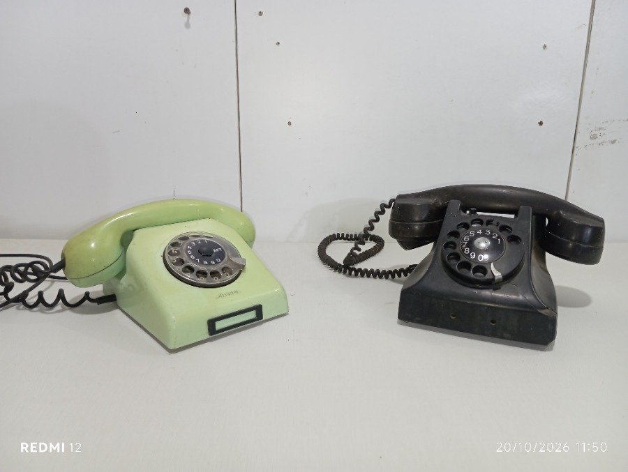 Lote de 2 teléfonos antiguos de mesa con disco giratorio: uno verde y uno negro