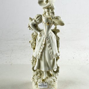 Lote siguiente: Figura de Porcelana: Dama con Vestido y Sombrero, 27 cm