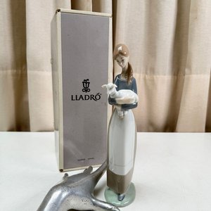 Escultura Lladro de Porcelana: Niña con Cordero en Caja Original - imagen 2