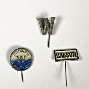 Tres Pins Metálicos con Iniciales y Logos - imagen 1