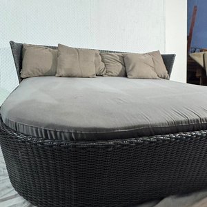 Lote anterior: Camastro Ratan Sintético Gris Oscuro con Colchoneta y Almohadones