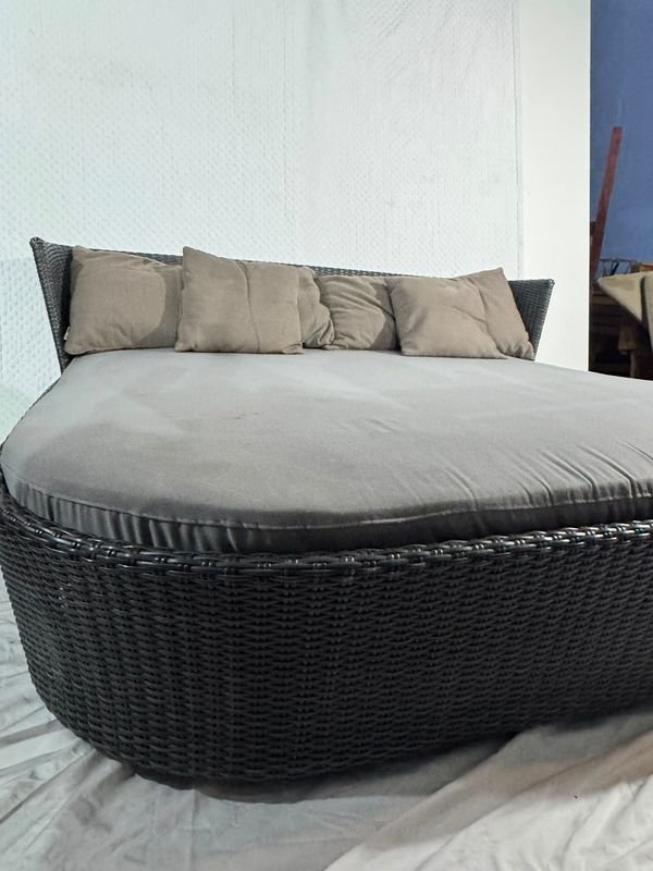 Camastro Ratan Sintético Gris Oscuro con Colchoneta y Almohadones