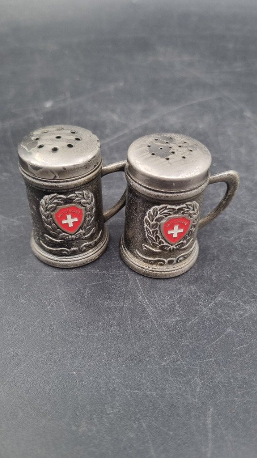 Salero y Pimentero Metálicos Estilo Jarra Cerveza con Escudo Suizo