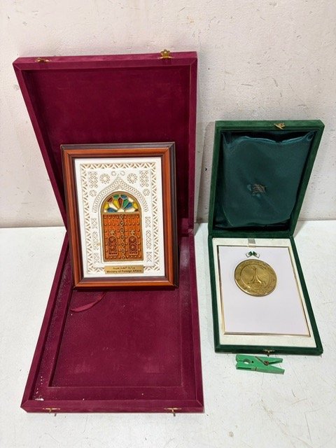 Cuadro Decorativo y Medalla con Banderines de Argelia
