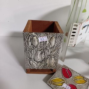 Lote de Adornos: Aplique de Pared con Flores, Carretilla Decorativa y Portalápices - imagen 5