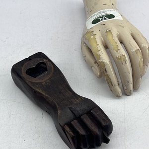 Lote siguiente: Destapador de Madera con Forma de Mano de la Suerte