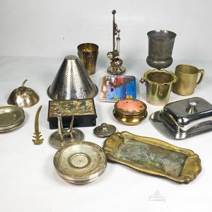 Lote siguiente: Lote de Utensilios y Decoración Metálica: Colador, Hielera, Bandejas y Más