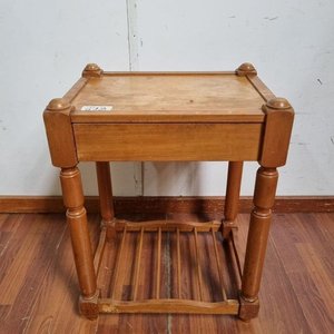 Lote siguiente: Mesa Auxiliar o de Luz de Madera Torneada con Cajón y Estante
